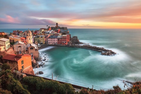 Vernazza is een van de vijf steden die Cinque Terre Itali omvat Het vissersdorp is bijna 1000 jaar oud en ligt dicht bij autoverkeer