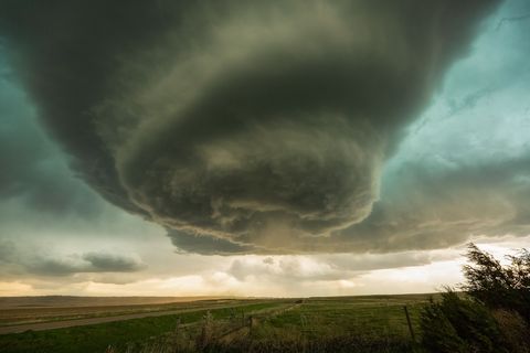 Een enorme stormwolk wervelt naar de grond in het westen van Nebraska Your Shotfotograaf Sean Ramsey nam deze foto met een 16 mmlens wat betekent dat hij ongelooflijk dicht bij deze onheilspellende wolk was
