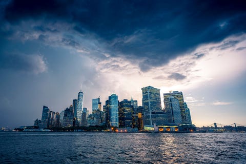 Ik heb deze foto gemaakt terwijl ik aan een onweersbui in Manhattan was ontsnapt door op de Staten Island Ferry te springen zegt Your Shotfotograaf Austin Paz Ik stond aan de achterkant van de boot en bleef fotos schieten tot er een flits kwam Na ongeveer 30 frames had ik het geluk dat ik met een frame eindigde met een bliksemflits achter deze beroemde skyline