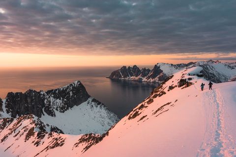 Your Shot fotograaf Johan Versters legt zijn vrienden vast die genieten van de zonsondergang in Husjfell een pittoreske berg op het Senja Eiland van Noorwegen Na uren wandelen door de sneeuw bereikten we eindelijk de top Een uitzicht als deze is de beste belonging na een lange hike zei hij