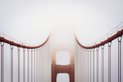 Twee grote iconen uit San Francisco komen samen in deze foto de Golden Gate Bridge en de mist De hoogste punten van de brug zijn 227 meter hoog even hoog als bijna 69 verdiepingen