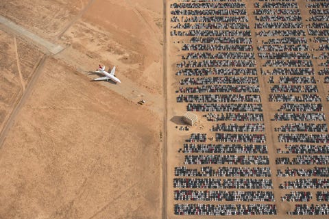 Deze luchtfoto van de Californische woestijn toont de fysieke gevolgen van het Volkswagenemissieschandaal In 2015 ontdekte de EPA dat Volkswagen opzettelijk autos had geprogrammeerd om aan de emissieeisen te voldoen maar in werkelijkheid stootten de autos 40 keer de toegestane hoeveelheid aan stikstofoxiden uit Miljoenen autos over de hele wereld werden teruggeroepen naar Amerika en sommige werden naar deze woestijn gebracht om te worden afgedankt