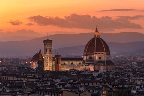 De beroemde kathedraal van Florence officieel Cathedrale di Santa Maria del Fiore in het Italiaans is prominent aanwezig in de skyline van de stad Zeven eeuwen geleden begon men met bouwen aan deze historische basiliek een van de grootste kerken in heel Itali Je kunt het aura uit het middeleeuwse tijdperk nog voelen merkt Your Shotfotograaf Stefanos Politis op