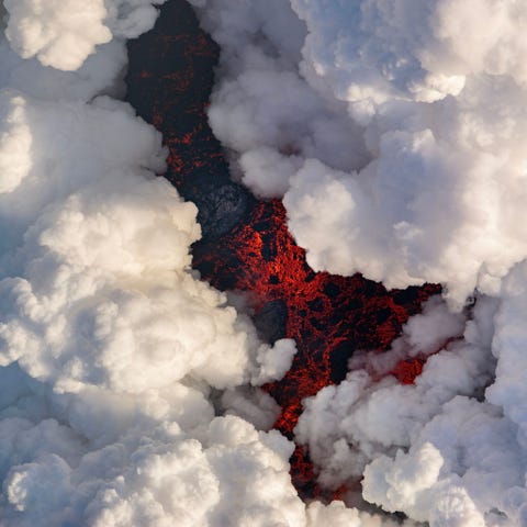 De Kilauea in Hawaii is een actieve vulkaan die sinds de jaren tachtig onafgebroken is uitgebarsten Deze zomer werd het nog gewelddadiger er werden honderden huizen verwoest en de vulkaan spuwde lava met een snelheid van 40 km per uur Dit was voldoende om het eiland zon anderhalve kilometer uit te breiden richting zee