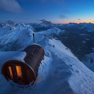 De sauna aan de Rigugio Lagazuoi in de Dolomieten bevindt zich op een hoogte van 2752 meter Het uitzicht op de bergen is adembenemend  schrijft Your Shotfotograaf Robert Bilos Er is waarschijnlijk geen enkele andere plek in de wereld met een sauna op deze hoogte en dit uitzicht