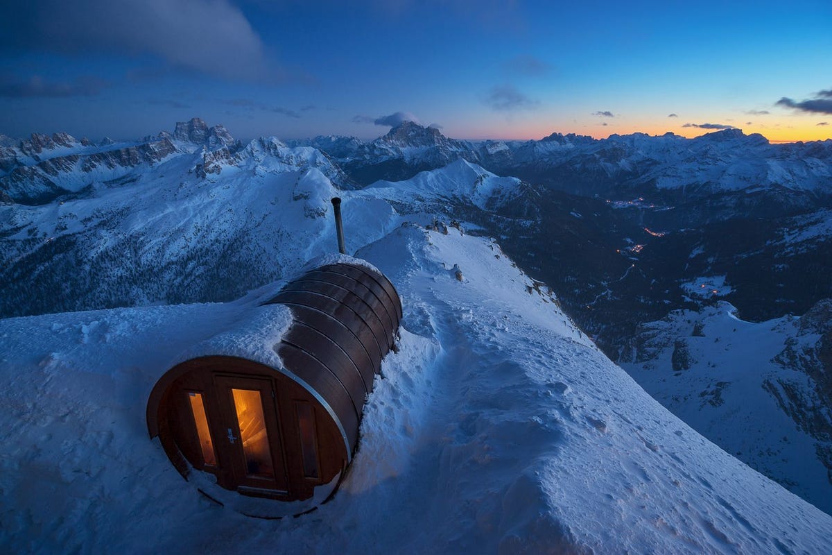De sauna aan de Rigugio Lagazuoi in de Dolomieten bevindt zich op een hoogte van 2752 meter Het uitzicht op de bergen is adembenemend  schrijft Your Shotfotograaf Robert Bilos Er is waarschijnlijk geen enkele andere plek in de wereld met een sauna op deze hoogte en dit uitzicht