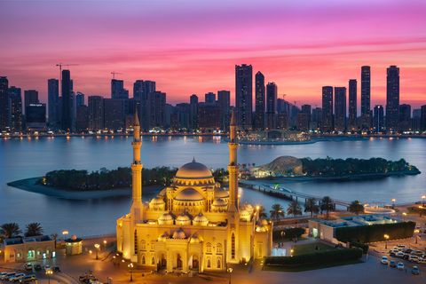 De skyline van Sharjah in de Verenigde Arabische Emiraten dient als achtergrond voor de Al Noor Moskee In de stad Sharjah wonen ongeveer anderhalf miljoen mensen en er zijn meer dan 600 moskeen
