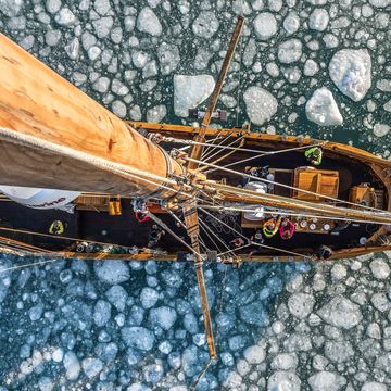 Een blik vanuit het kraaiennest laat ijskoude wateren zien terwijl de schoener voor de kust van Groenland vaart Ik heb geen hoogtevrees zegt Your Shotfotograaf James Rushforth maar elke beweging van de boot is heftiger op de masttop Het is nogal een training voor je buikspieren