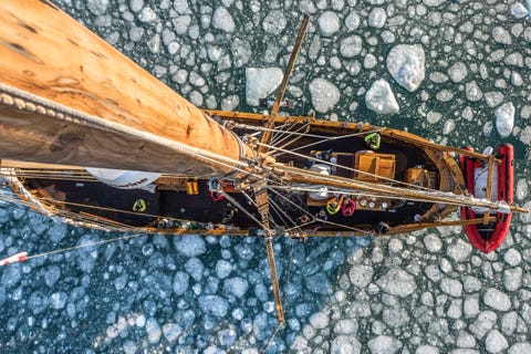 Een blik vanuit het kraaiennest laat ijskoude wateren zien terwijl de schoener voor de kust van Groenland vaart Ik heb geen hoogtevrees zegt Your Shotfotograaf James Rushforth maar elke beweging van de boot is heftiger op de masttop Het is nogal een training voor je buikspieren