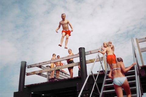 Your Shotfotograaf PerOlof Stoltz maakte deze foto in zijn geboortestad Rydebck Zweden Het was n grote stroom van kinderen die van de aanlegsteiger sprongen in het water naast me plonsden en dan de trap oprenden herinnert hij zich Maar niemand was zo dapper en luid als deze jongen