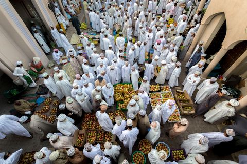 Kisten vol granaatappels trekken veel verkopers op een markt in Nizwa Oman Het lokale fruit wordt hoog gewaardeerd zegt Your Shotfotograaf Haitham Al Farsi Hij legt uit Inspanningen van de autoriteiten en boeren om de productie te verhogen zullen naar verwachting de prijzen onder controle houden