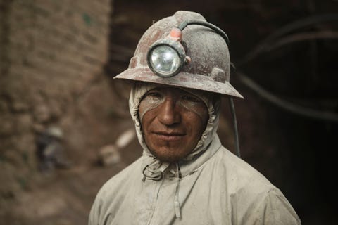 Een mijnwerker in een zilvermijn in Bolivia pauzeert voor een portret voordat hij zijn werk hervat Your Shotfotograaf Giacomo Bruno legt de ontberingen van het werk uit De levensverwachting van deze mijnwerkers is 40 jaar vanwege de frequente ongevallen en de bijna systematische uitbraak van silicose wijdverspreid onder de mijnwerkers Dit wordt veroorzaakt door de continue langdurige blootstelling aan stof dat zich ophoopt in de longen wat leidt tot een langzame pijnlijke dood door ademhalingsproblemen