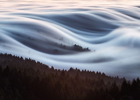Met een lange exposure wordt de ochtendmist vastgelegd die rolt over de berg Tamalpais in Marin County Californi Het gebied is vaak mistig in de zomermaanden als de warme lucht uit het binnenland en de koele lucht van het water met elkaar botsen