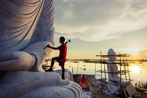 Een kunstenaar werkt aan een sculptuur van Boeddha in Mandalay Myanmar Er is veel vraag naar beelden van Boeddha in dit land waar meer dan 90 van de bevolking zichzelf als boeddhist identificeert