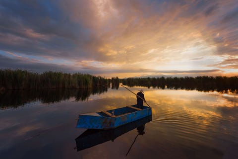 Een visser stuurt zijn boot door een rustig meer in Kayseri Turkije Het is een plek die bekendstaat als de hemel voor vogels zegt Your Shotfotograaf F Dilek Uyar Het is niet alleen de hemel voor vogels ook voor iemand die even wil ontsnappen aan het stressvolle dagelijkse leven