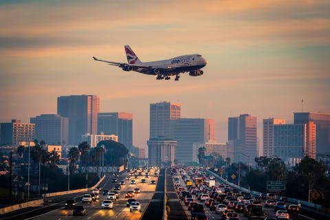 Een vliegtuig bereidt zich voor op een landing in San Diego en daalt af langs een autoweg tijdens de spits Meer dan 50000 mensen reizen dagelijks door het San Diego International Airport