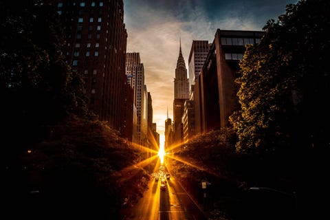Manhattanhenge vindt een paar keer per jaar plaats wanneer de zon precies ondergaat tussen de gebouwen Het is een uitdagend shot  omdat je niet zo lang in het licht kunt kijken dus je moet er klaar voor zijn om het op het juiste moment vast te leggen vertelt Your Shotfotograaf Josh Namdar Naast de grote zonnestralen vond ik de lange schaduwen prachtig die op dat moment ontstonden
