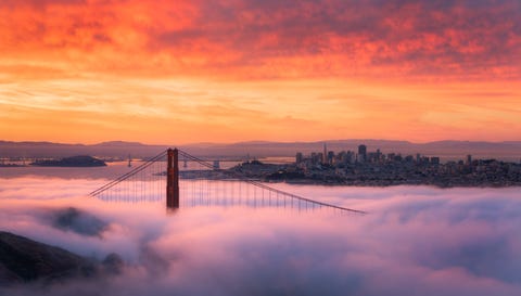 De perfecte omstandigheden voor een epische zonsopgang met wolken die lijken op vlammen en een mist die de Golden Gate Bridge bekleedt schrijft Your Shotfotograaf Zach Matthai