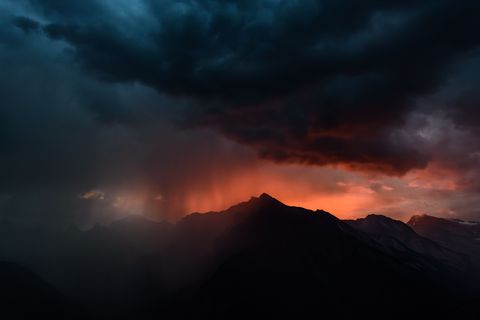 Een stormachtige avond maakt plaats voor een dramatische zonsondergang over de Alpen in Nendaz Zwitserland