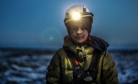 Een jonge ontdekkingsreiziger bereidt zich voor om grotonderzoek te doen in IJsland Ik nam dit portret vlak voordat we de grot binnengingen zegt Your Shotfotograaf Hellen Barbara Hij was onverschrokken en er helemaal klaar voor Meer klaar dan ik