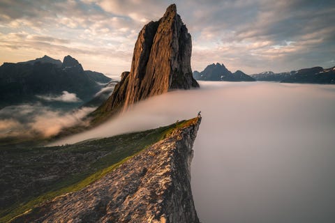 Op mijn laatste nacht in Senja Noorwegen werd ik getrakteerd op deze prachtige wolkeninversie Na twee dagen regen en geen enkele zichtbaarheid onthulde Senja eindelijk zichzelf schrijft Your Shotfotograaf Terry Zhang Ik arriveerde om middernacht en wachtte drie uur op de opkomst van de zon Met mijn statief op de rand van een klif van 500 meter opgesteld kon ik een gevoel van schaal creren terwijl de mist weg begon te drijven Na 10 minuten had de mist de piek volledig opgevuld Ik had het geluk om op het juiste moment op de juiste plaats te zijn en dit moment vast te leggen