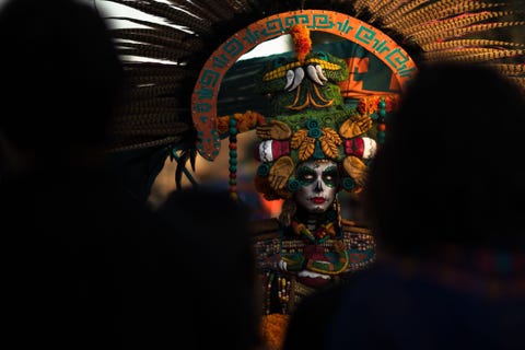 Angelenos verzamelen zich op de Hollywood Forever Cemetery om Da de los Muertos te vieren oftewel Dag van de Doden Normaal gesproken zijn begraafplaatsen rustige plaatsen maar op deze speciale dag barst de atmosfeer los met kleur muziek en kunst zegt Your Shotfotograaf Melissa Cormican Veel aanwezigen schilderen hun gezichten als calaveras die menselijke schedels voorstellen