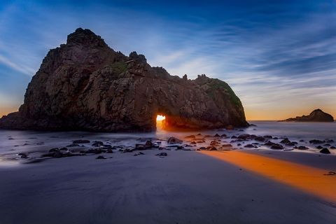 Ongeveer twee weken per winter schijnt de ondergaande zon precies door het gat in deze rots op Pfeiffer Beach Californi