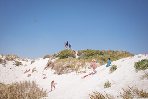 Een gezin brengt nieuwjaarsdag door op Lancelin Back Beach in het westen van Australi We gaan er heel vroeg naartoe zegt Your Shotfotograaf Gloria Salgado Gispert Het is niet moelijk om vroeg op te staan wanneer de zon al om zes uur s morgens schijnt