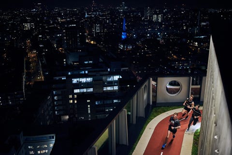 Hardlopers trainen op een nieuwe loopbaan bij de White Collar Factory in Londen Het is geen gewone atletiekbaan hij is geen 400m en er zitten wat knikken en eigenzinnige bochten in maar de mogelijkheid om boven deze iconische skyline te rennen was te goed om te missen zegt Your Shotfotograaf James Carnegie
