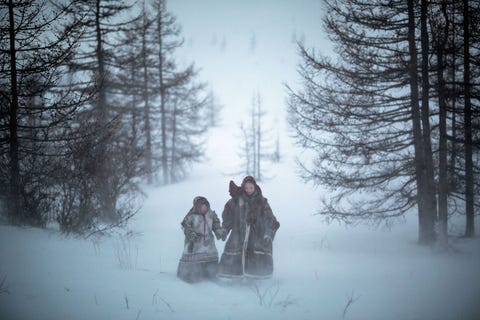 De Nenetsen vormen een nomadisch volk in Rusland die hun leven inrichten rond de migratie van kuddes rendieren Op de foto proberen twee vrouwen zichzelf warm te houden in december wanneer de gemiddelde temperatuur ruim onder nul ligt