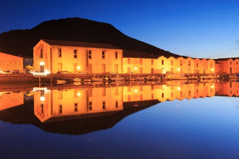 Bosa een klein stadje aan de centrale westkust van Sardini is de hele dag door fotogeniek zegt Your Shotfotograaf Michaela Kluever Mijn favoriete moment is het blauwe uur wat zorgt voor de perfecte reflectie van de huisjes van de oude leerlooierij in het water van de rivier de Temo