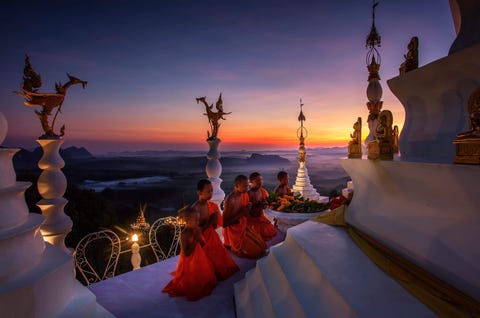 Gelovigen bidden bij een pagode in het zuiden van Thailand Kleine beeldjes van draken staan op de pilaren en zijn bedoeld om de pagode te beschermen tegen het kwaad