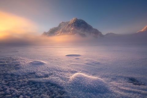 In het Banff National Park in Canada schittert het bevroren bevroren Bow Lake tijdens de zonsopgang Ik huilde bijna toen de eerste zonnestraal de mist doorboorde zegt Your Shotfotograaf Ying Han Het was onweerstaanbaar