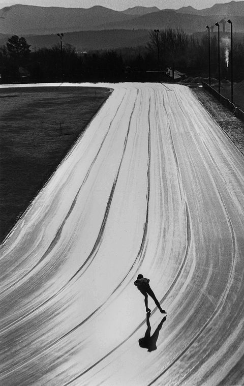 Een Olympische schaatser traint in Lake Placid in New York Op deze schaatsbaan won de Amerikaan Eric Heiden in 1980 vijf gouden medailles