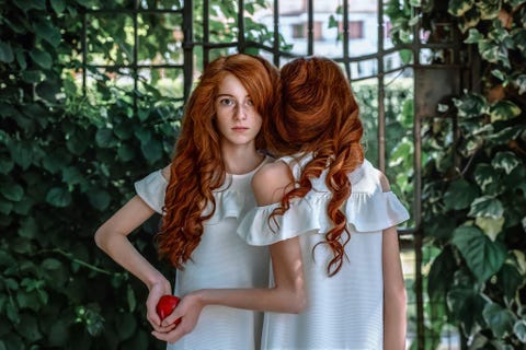 Ik houd van afbeeldingen die de kijker voor de gek houden een illusie creeren zegt Your Shotfotograaf Olga Gridina Dit portret van een tweeling is onderdeel van een serie genaamd Geboren om de vlam te dragen