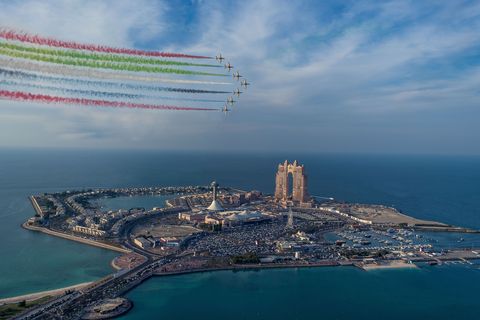 Tijdens de nationale feestdag van de Verenigde Arabische Emiraten vliegen vliegtuigen over Abu Dhabi en laten een spoor achter met de kleuren van de vlag van het land Het demonstratieteam Al Fursan hoort bij de UAE Air Force
