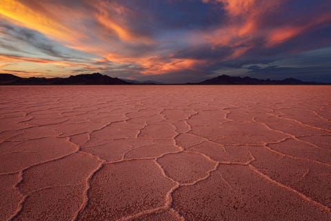 De zon gaat onder op de Bonneville Zoutvlakten in Utah Het gebied beslaat 100 vierkante kilometer en is een populaire bestemming voor filmen en racen