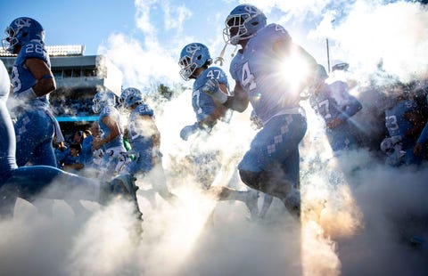 Het footballteam van de Universiteit van North Carolina rent uit de tunnel voordat ze tegen West Carolina spelen op 17 november 2018 in het Kenan Stadion in Chapel Hill North Carolina Het team uit North Carolina ook wel de Tar Heels genoemd won de wedstrijd met 4926