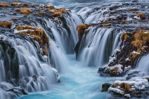 Mensen die in de buurt van de IJslandse Bruarfoss waterval wonen werden zo moe van de drukte van toeristen in het gebied dat ze besloten deze af te sluiten voor verkeer Om het gebied te zien en er een foto van te maken moet je nu een uur vanaf een parkeerplaats lopen Het is echt een zegen zegt Your Shotfotograaf Kai Hornung Het laat je de ware schoonheid zien zonder omver gelopen te worden door andere mensen