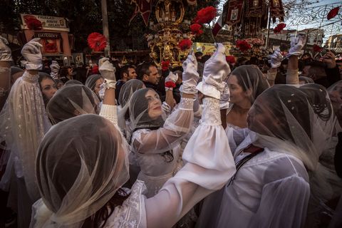 In Sicili vieren vrouwen gekleed als bruiden de dag van St Agatha Ze brengen een rode bloem met zich mee die symbool staat voor de liefde zegt Your Shotfotograaf Antonella Platania