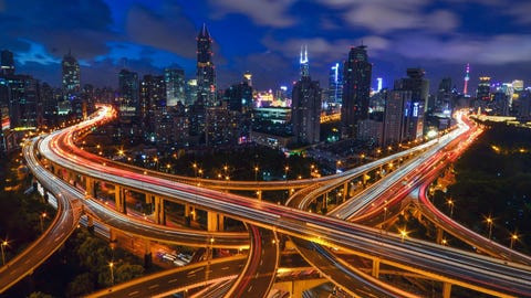 Your Shotfotograaf Daniele Monfredini kreeg speciale toestemming om deze foto te maken vanaf de 29ste verdieping van een appartementencomplex in Shanghai Vanaf dit uitkijkpunt zie je het netwerk van wegen dat de hele stad omhelst daarom ook wel bekend als De Grote Knuffel