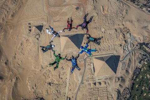 Een kleine groep parachutisten werd in december 2018 de unieke kans gegeven om over de Piramiden van Gizeh te springen zegt Your Shotfotograaf Laszlo Andacs Naast skydiver ben ik ook fotograaf Dat is niet gemakkelijk om te doen wanneer alles inclusief ikzelf 190 kmu beweegt