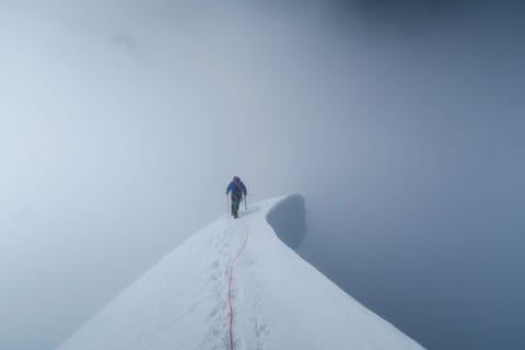 Een bergbeklimmer begeeft zich richting de top van de Nevado Copa in Peru Tweehonderd meter van de top werden we overvallen door een sneeuwstorm zegt Your Shotfotograaf Henko Roukema We besloten door te gaan want de route op de bergkam was duidelijk Ze bereikten de top en brachten vijf minuten door op 6188 meter boven zeeniveau bij temperaturen van 15 graden Celsius