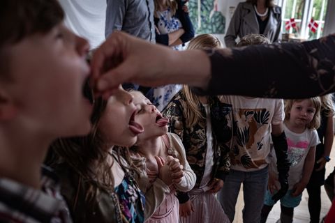Op een verjaardagsfeest in Kopenhagen Denemarken staan kinderen op een rij voor een spelletje Ze sluiten hun ogen steken hun tong uit en proberen te raden wat voor eten ze proeven