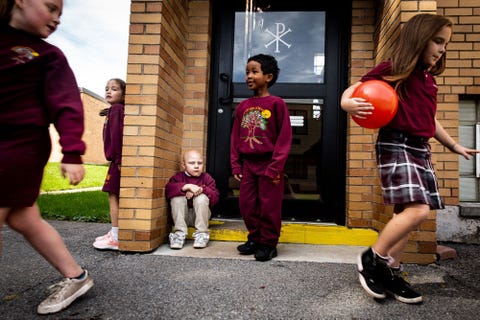 Terwijl het grootste deel van de groep op St Rose of Lima Elementary School geniet van een zorgeloze pauze zit Kaylee Marshfield in haar eentje tussen haar leeftijdsgenoten meldt Your Shotfotograaf Maranie Rae Nadat kanker bij haar werd gediagnosticeerd moest Kaylee leren omgaan met zowel de fysieke effecten van kanker en chemotherapie als de sociale en emotionele impact van isolatie en het gevoel anders te zijn Aan het einde van de dag vroeg ik haar hoe het met haar ging Kaylee antwoordde simpelweg Ik voel me alleen