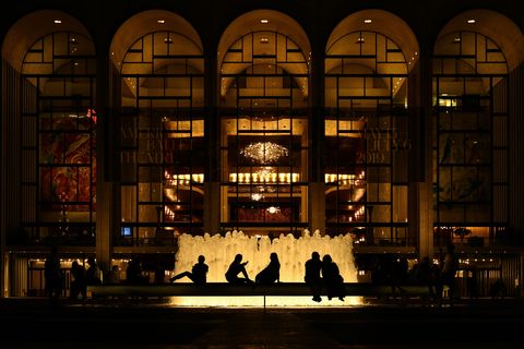 New Yorkers genieten van een zomeravond voor de Metropolitan Opera De Metropolitan Opera bestaat al sinds 1880 en is sinds 1966 gehuisvest in het Lincoln Center