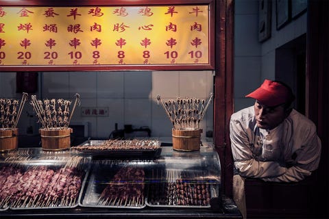 In de late avond in Beijing vertelt Marcos Sobral verkoopt een man allerlei insecten  van schorpioenen tot aan larven  aan iedereen die een late snack wil scoren