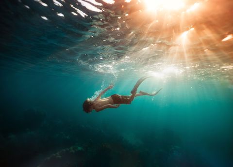 De tien jaar oude zoon van Your Shotfotograaf Skye Taten maakt een vrijduik in het water van Turks en Caicos Ik geloof dat als hij zijn voorliefde voor de zee volgt hij een grote invloed kan hebben in het beschermen van onze oceanen zegt ze