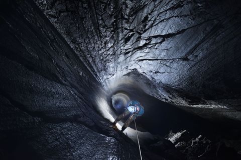 Op meer dan 300 meter diep is de afgrond van Aphanic Frankrijk bijzonder moeilijk te fotograferen De grot staat ook wel bekend als The Pirates Well