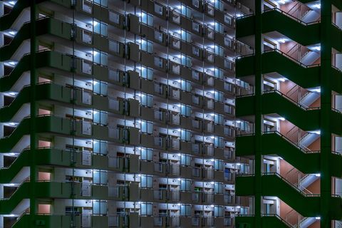 De nacht valt in de buitenwijken van Tokio bij deze sociale woningen in Japanse stijl De oude appartementen staan collectief bekend als Danchi en volgen een bepaald monotoon design en een bepaalde esthetiek zegt Your Shotfotograaf Peter Stewart